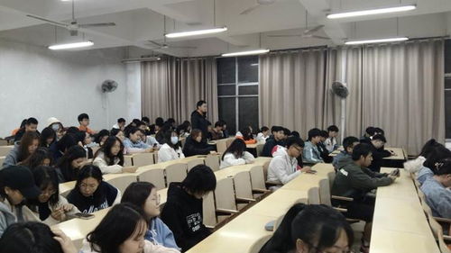 商贸与法律学院掀起学习党的十九届六中全会精神热潮